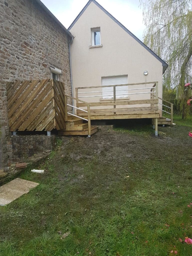 Petite terrasse sur pilotis La Roche Maurice (1)