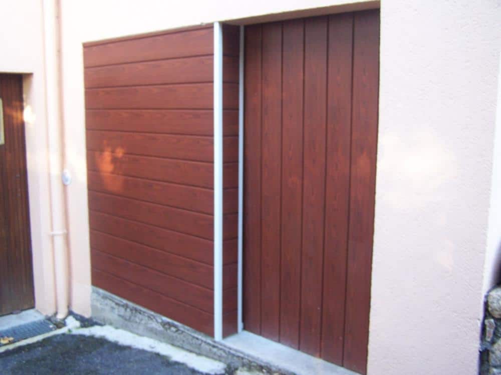 Porte de garage coulissante avec bardage sur mesure Saint Urbain - Porte de garage coulissante avec bardage sur-mesure Saint-Urbain - Quimper Brest